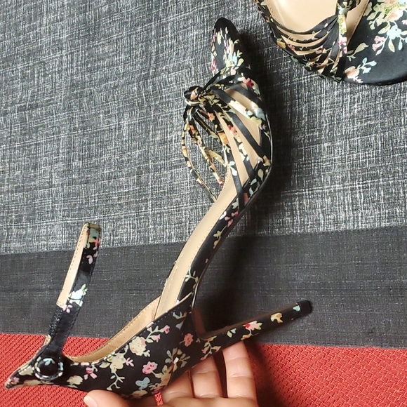 Women's Who What Wear Ankle wrap black with flower 🌼 🌸 accent stiletto heals. - Picture 2 of 9